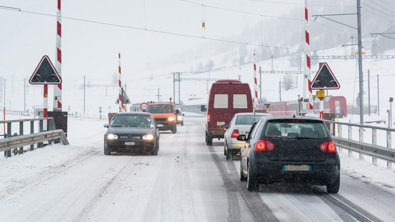 Autofahrt im Winter: Mit dem Besen ums Auto - FOCUS online