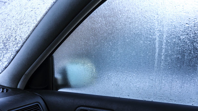 Autoscheibe von innen gefroren: Gebläse an und Türen auf