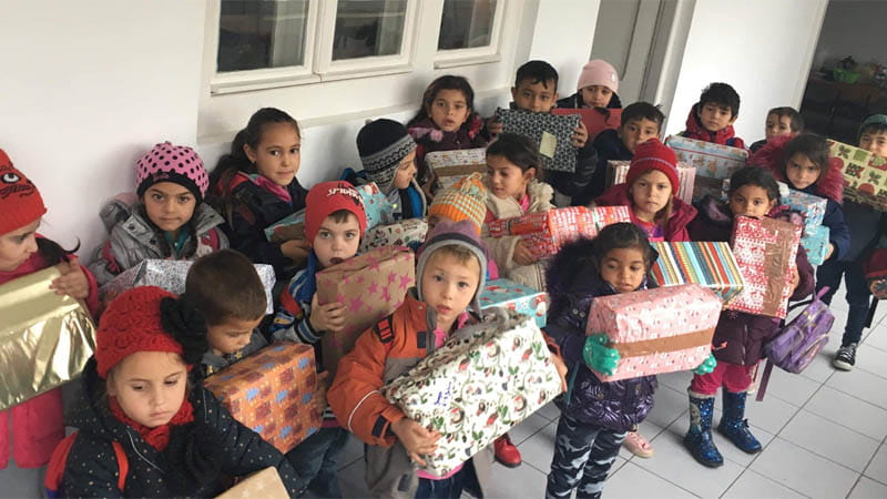 Die Kinder in Rumänien freuen sich über die Weihnachtspäckchen.