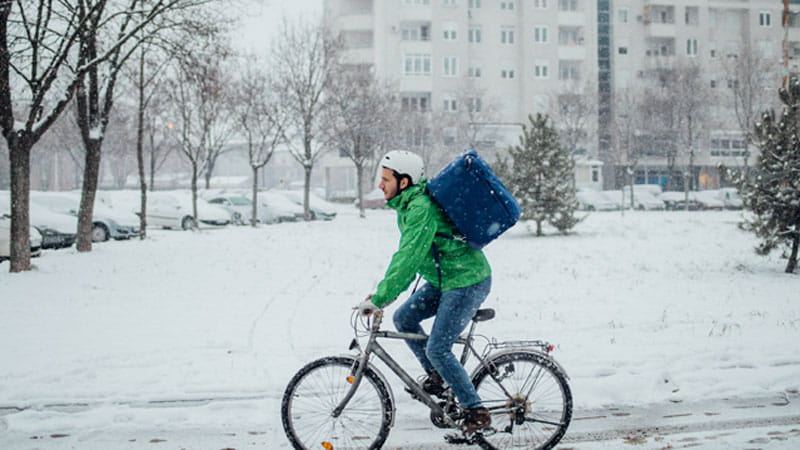 Fahrradfahrer im Winter
