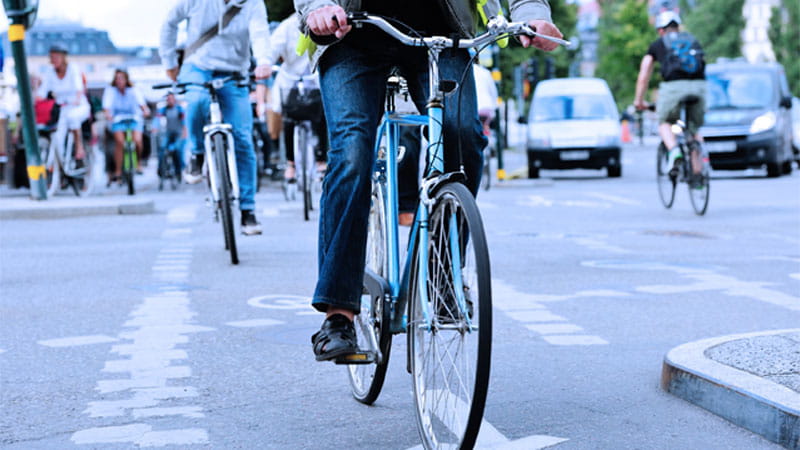 Fahrradfahrer überqueren Straße