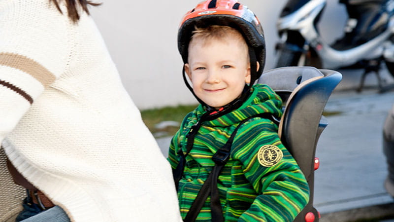 Kind auf dem Fahrrad mitnehmen