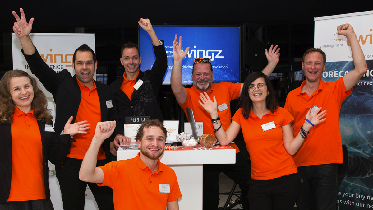 Das jubelnde 7-köpfige Team von twingz, eines Gewinners der Start-up-Förderung im Rahmen der EU-Klimainitiative Climate-KIC.