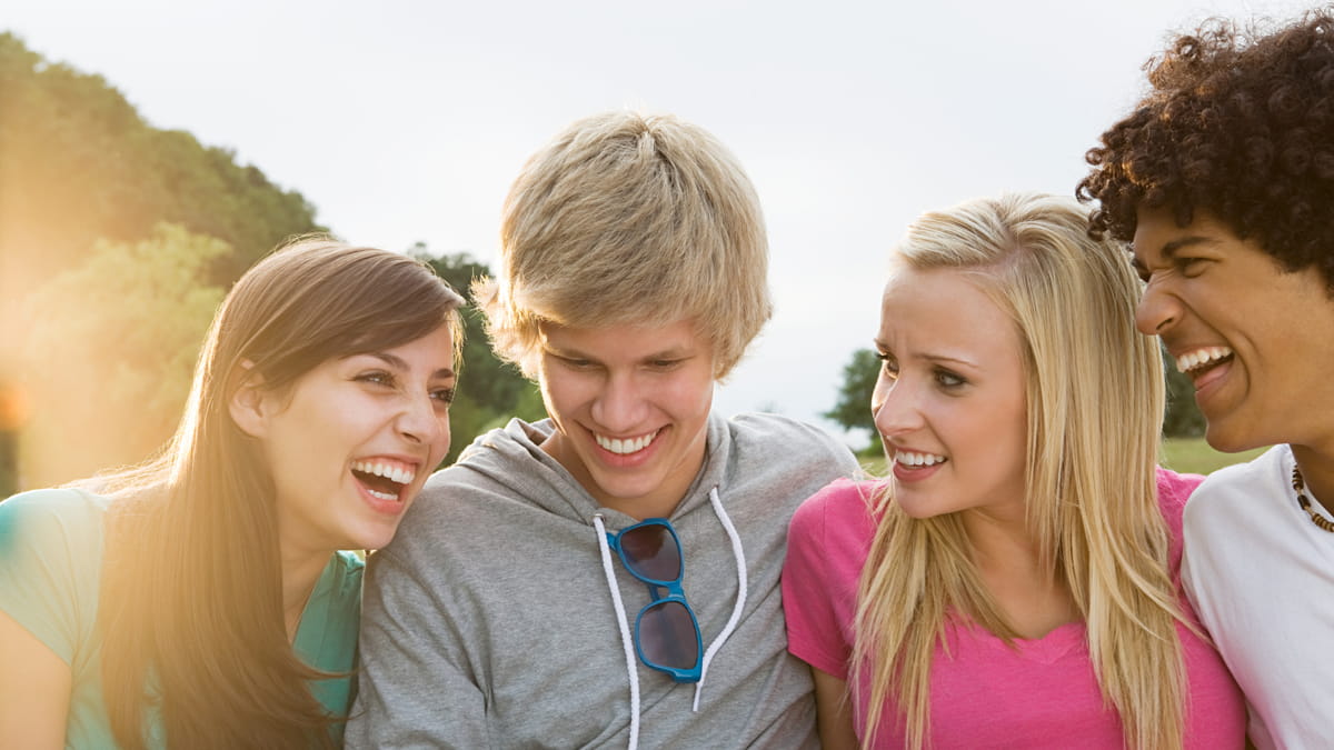Подростковый возраст группы. Общение с друзьями подростки. Живое общение подростков. Общение молодежи друг с другом. Подросток с другом.