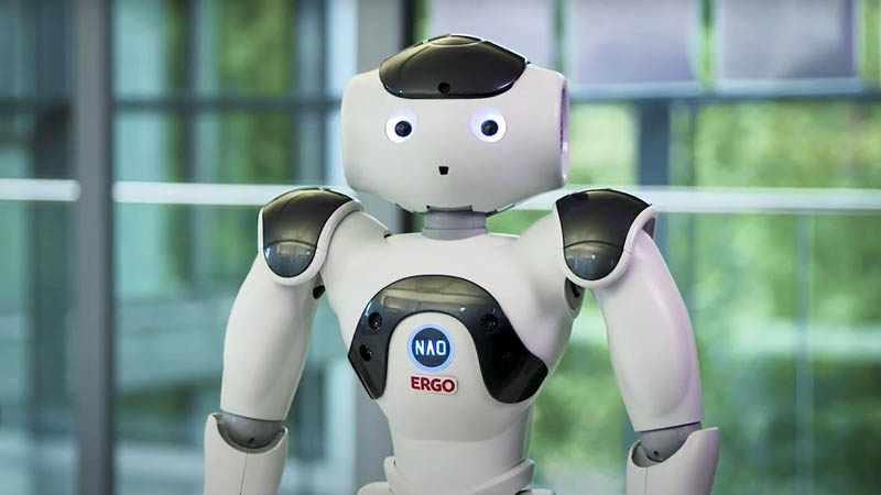 Naomi ist ein kleiner, humanoider Roboter, der bei ERGO das Thema Robotics verkörpert.