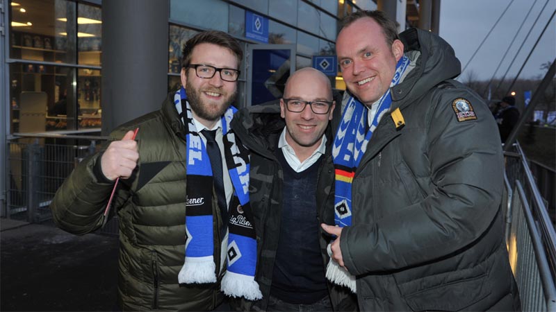 ERGO Vertriebspartner und HSV Fan Patrick Schuback (rechts) lud Kunden ins Stadion ein und bedankte sich für Bestandstreue.
